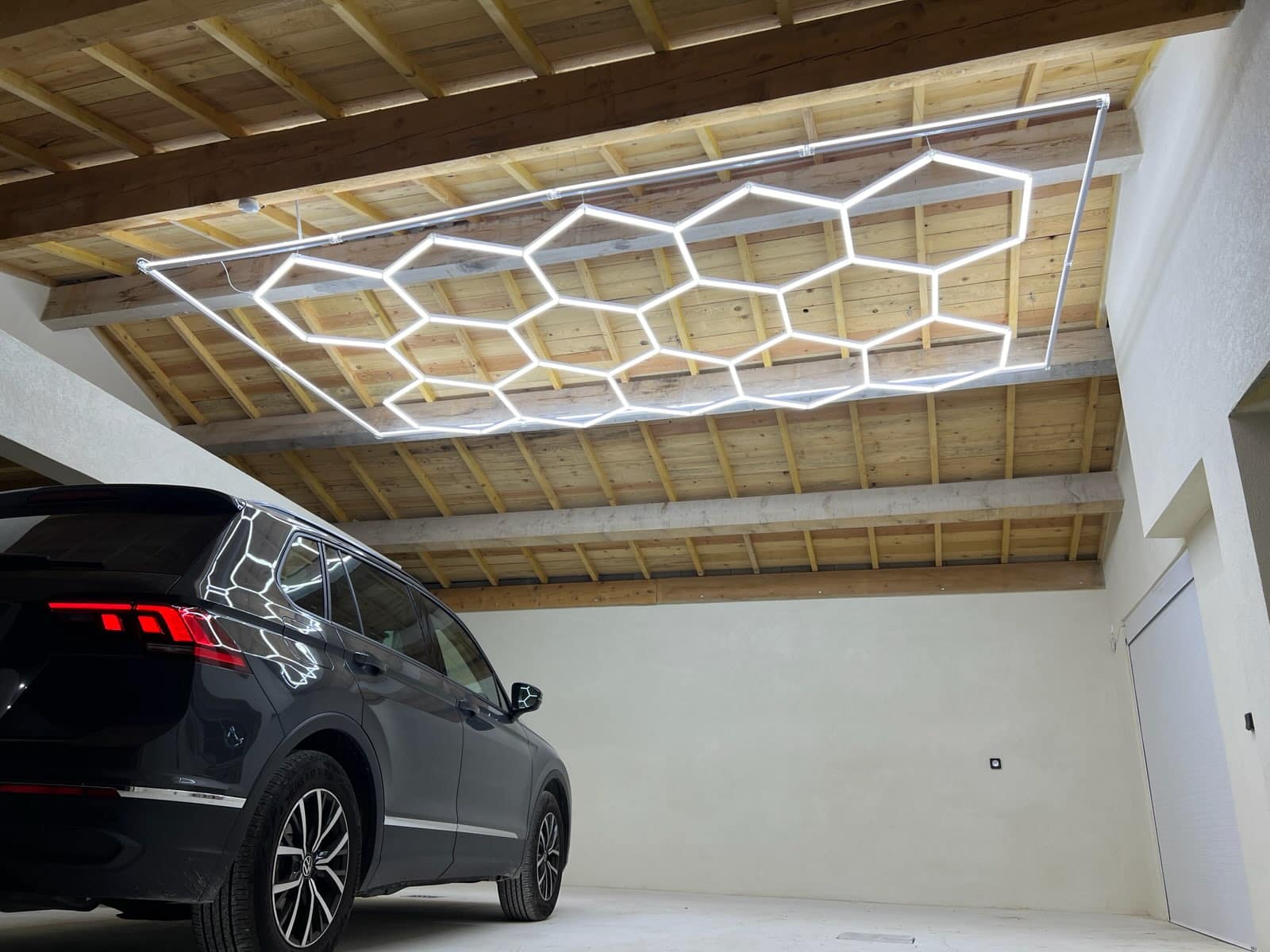 Lampe de plafond nid d'abeille hexagone garage 230V 2.4m x 4.8m Led blanc  550W 6500k Detailing Barber - PACALED SAS